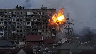 خلال قصف لدبابة روسية على بناية في ماريوبول