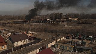 الدخان يتصاعد من أبنية ومستودعا في فاسيلكيف، جنوب غرب كييف، أوكرانيا، 12 مارس 2022