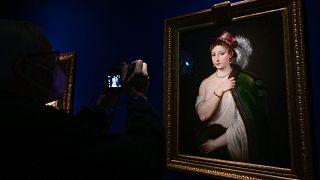 Le Portrait de la jeune femme à la plume de Titien, exposé au Reale museum à Milan dont le musée de l'Ermitage de Saint-Pétersbourg demande le retour, le 10 mars 2022