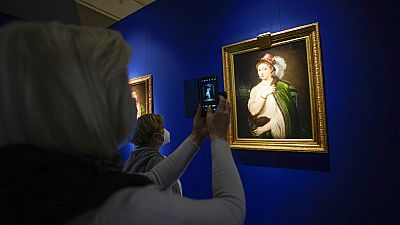"Jovem Mulher com o Chapéu de Pena", de Ticiano, uma das obras que o Hermitage tinha emprestado à Galeria de Itália, em Milão