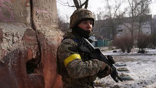 یک سرباز اوکراین در حال دفاع از ماریوپل