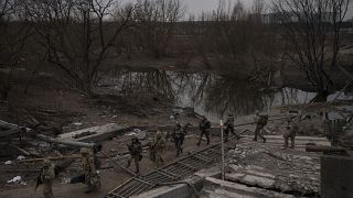 جنود أوكرانيون تحت جسر مدمر في إيربين  ضواحي كييف، أوكرانيا.