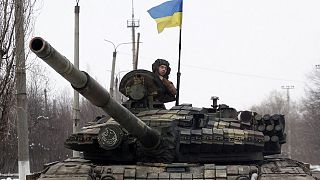 Le membre de l'équipage d'un tank ukrainien, le 11 mars 2022, dans la région de Louhansk (Est de l'Ukraine)