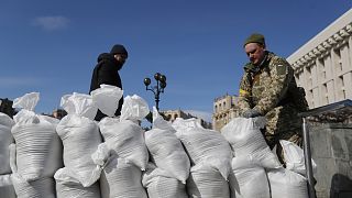 Ukrán katona homokzsákokból épít védővonalat Kijev belvárosában