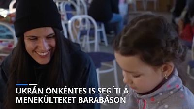 Az odesszai önkéntes a barabási fogadóállomáson ukrán gyerekekkel játszik