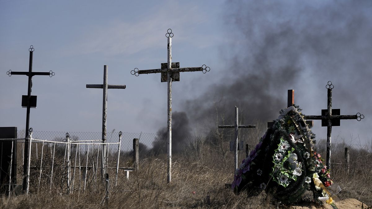 Дым после бомбардировок за кладбищем в Киевской области