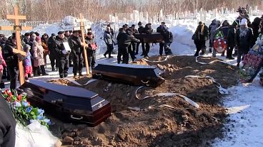 Az ukrajnai háborúban elesett orosz rendőröket temettek el Permben