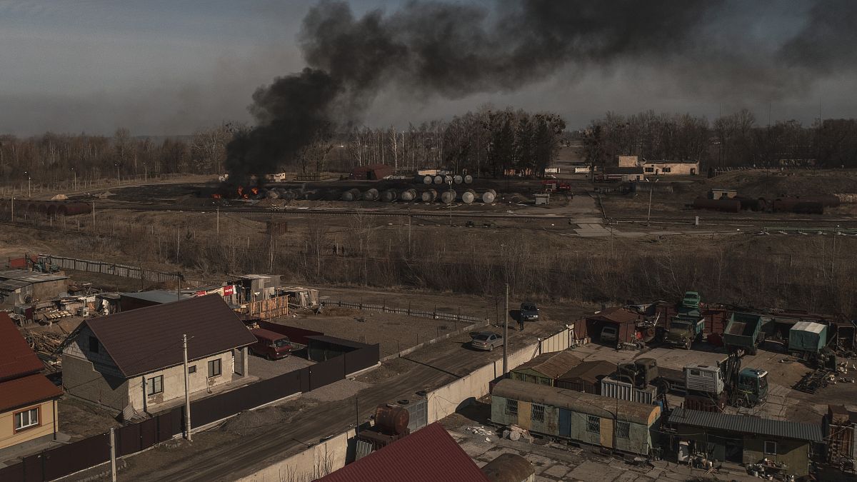 Contenedores en llamas tras un bombardeo en Vasylkiv, al suroeste de Kiev, Ucrania, el sábado 12 de marzo de 2022