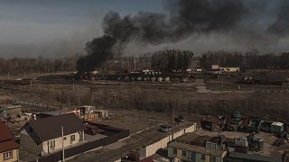 Kilőtt konténerekből száll a füst Vaszilkivben, Kijevtől délnyugatra