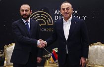 Ararat Mirzoyan e Mevlut Cavosoglu si stringono la mano ad Antalya, Turchia
