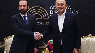 Ararat Mirzoyan e Mevlut Cavosoglu si stringono la mano ad Antalya, Turchia