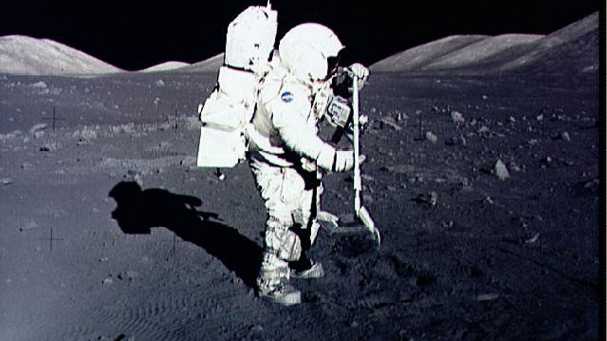 نمونه برداری از سطح ماه در ماموریت آپولو ۱۷