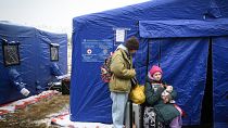 Flüchtlinge aus der Ukraine vor einem Zelt am rumänischen Grenzübergang Siret (2. März 2022)