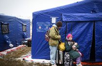 Flüchtlinge aus der Ukraine vor einem Zelt am rumänischen Grenzübergang Siret (2. März 2022)