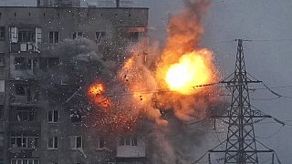 Rus tankları Mariupol'da binaları vurdu