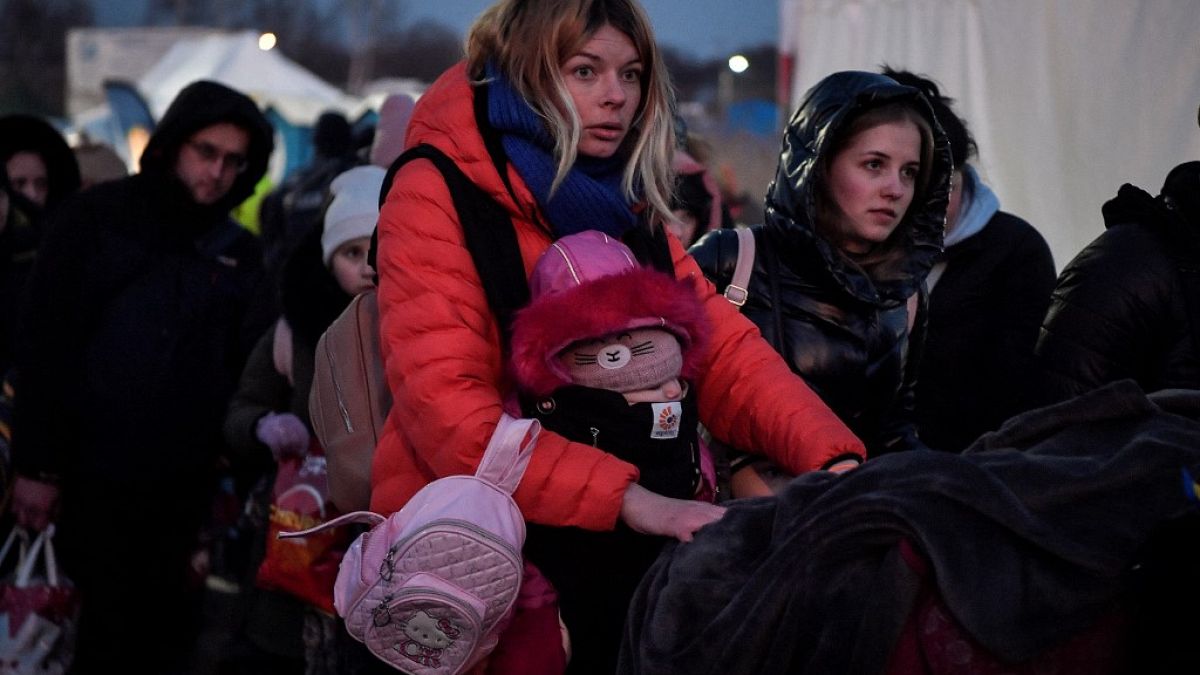 Ukrayna sınırından geçmeye çalışan mülteciler