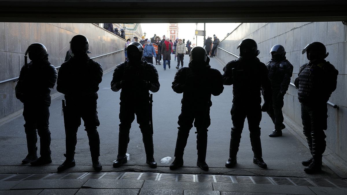 Polizei blockiert wegen Demonstrationen gegen den Ukraine-Krieg eine U-Bahn-Station in St. Petersburg, 