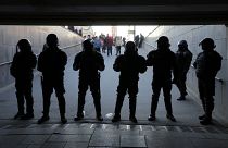 Полиция блокирует подземный переход в Петербурге во время уличных протестов против вторжения на Украину