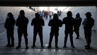 Polizei blockiert wegen Demonstrationen gegen den Ukraine-Krieg eine U-Bahn-Station in St. Petersburg,
