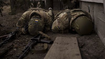 جنديان أوكرانيان يحتميان من قصف مدفعي في إيربين على تخوم كييف