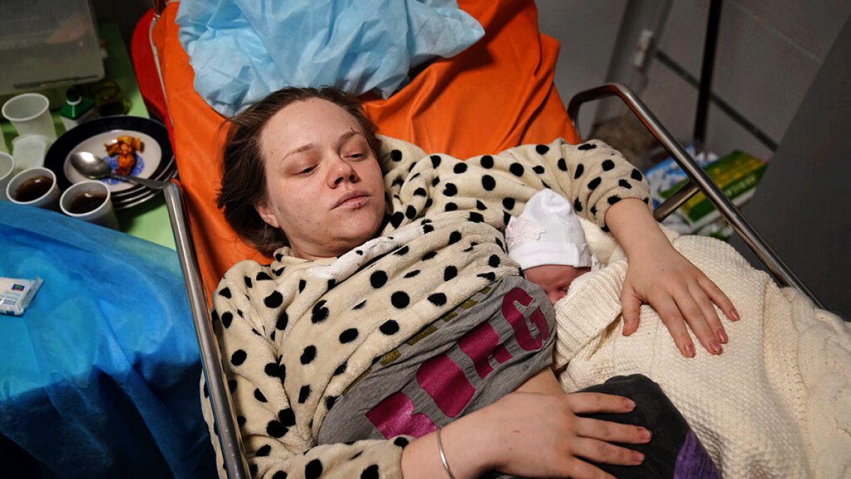 Mariana Vishegirskaya mit ihrer neugeborenen Tochter Veronika am 11.03. in Mariupol in der Ukraine