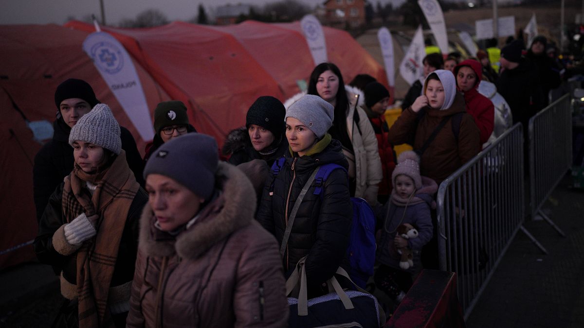 Des réfugiés font la queue à Medyka à la frontière polonaise après avoir fui l'Ukraine, le 13 mars 2022