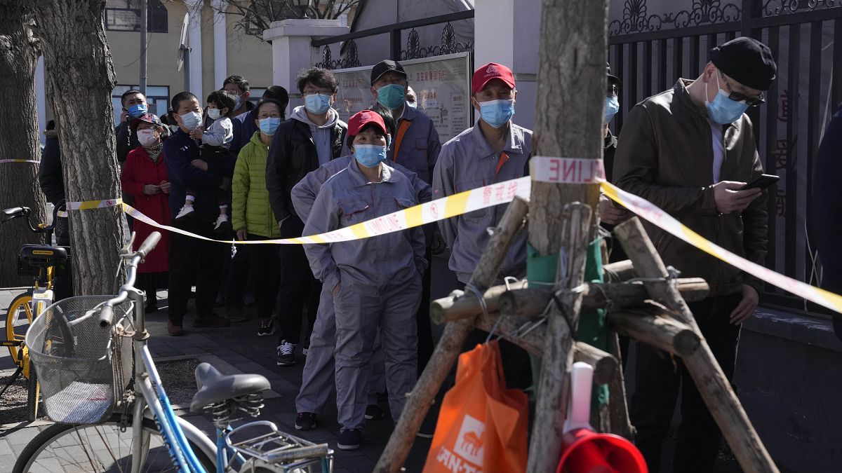 Des habitants font la queue pour réaliser un test Covid à Pékin en Chine, le 13 mars 2022