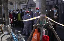 Des habitants font la queue pour réaliser un test Covid à Pékin en Chine, le 13 mars 2022