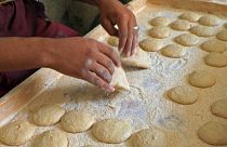 Munka egy jemeni pékségben 2022. február 28-án