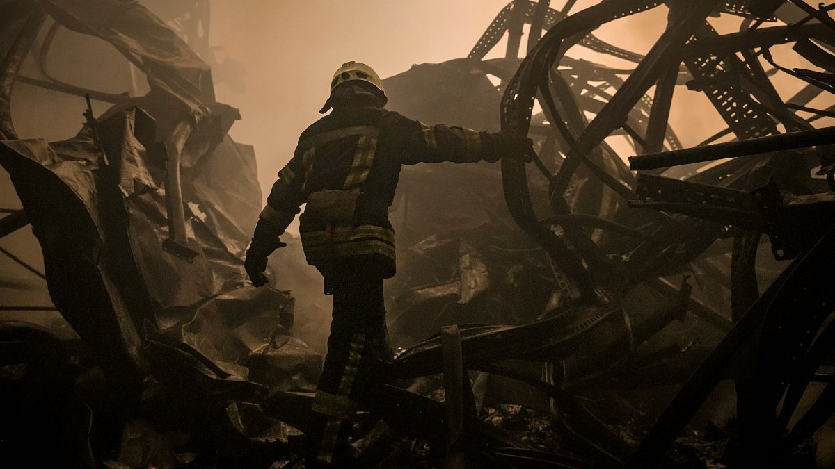 عامل إطفاء في ضواحي كييف 