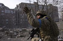 Ukrainischer Soldat bewacht Stellung in Mariupol (12. März 2022)