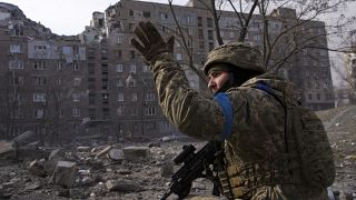 جندي أوكراني يحرس منصبه في ماريوبول. 2022/03/12