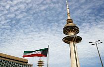 صورة لبرج تحرير الكويت بالقرب من علم البلاد وسط العاصمة