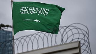 La bandiera dell'Arabia Saudita sventola sul consolato ad Ankara