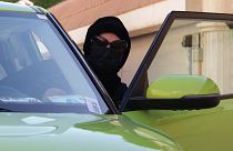 الموظفة السعودية فهدة فهد تعمل سائقة أجرة على سيارتها الخاصة لخدمة النساء فقط، 8 فبراير 2022