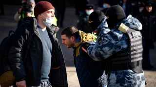 Un homme est arrêté par la police à Moscou alors qu'il manifestait contre l'offensive russe en Ukraine, le 13 mars 2022