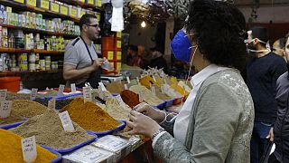 صورة أرشيفية لمواطنين جزائريين داخل أحد محال بيع الأغذية في الجزائر العاصمة 21 أبريل 2020.
