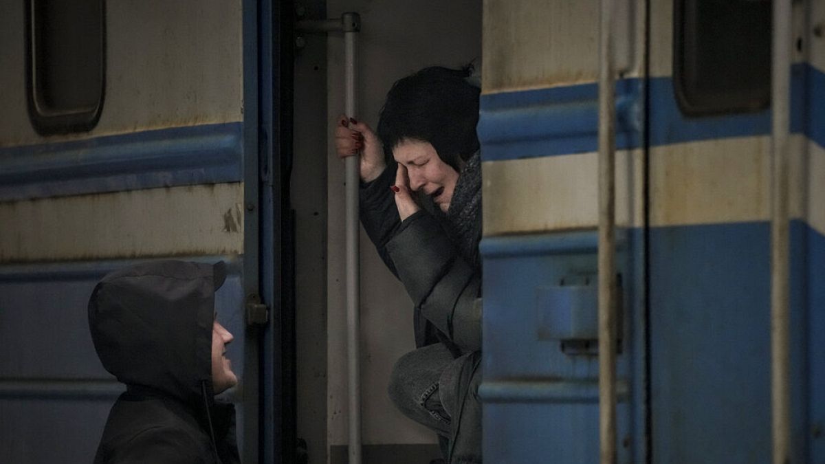 Χιλιάδες Ουκρανοί σπεύδουν στο Λβιβ από όπου ταξιδεύουν για άλλες χώρες