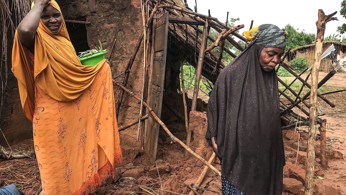 Moradoras de casa destruída na província de Nampula