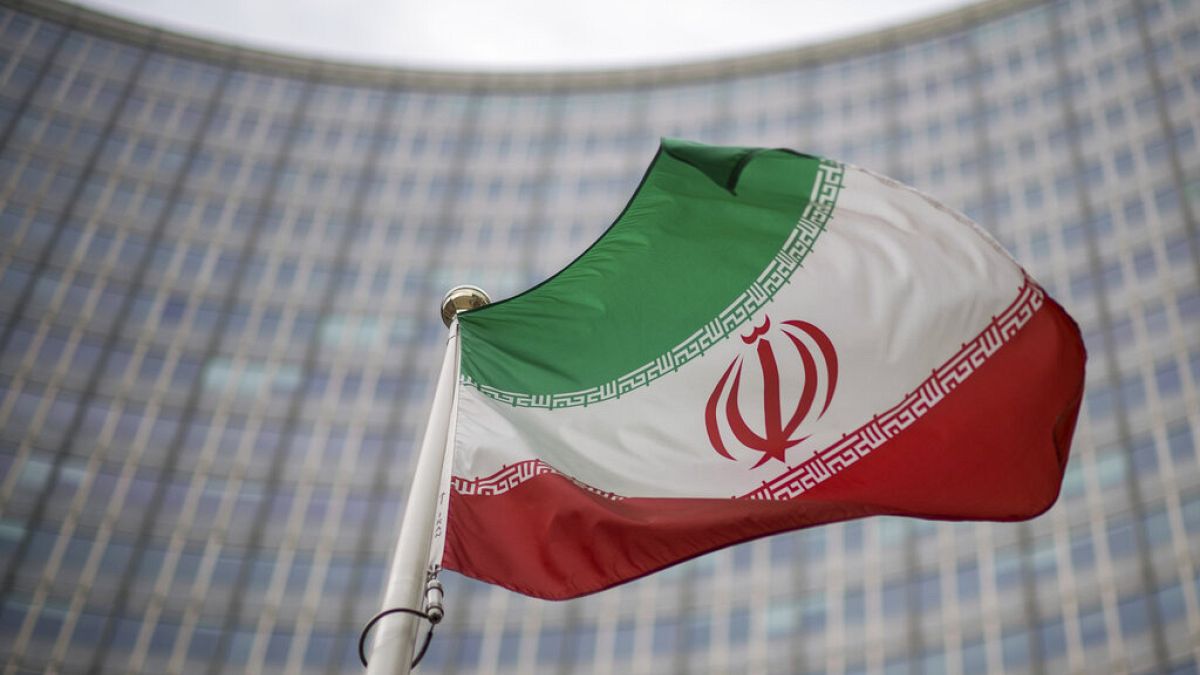 Флаг Ирана напротив здания МАГАТЭ.