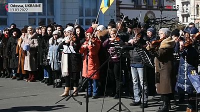 بدون تعليق: عرض في الهواء الطلق لأوبرا مدينة أوديسا للمطالبة بفرض حظر جوي فوق أوكرانيا