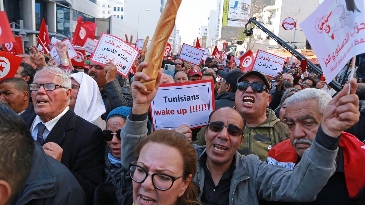 من مظاهرة معارضي الرئيس قيس سعيد في العاصمة التونسية 
