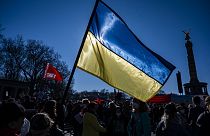 Pace per l'Ucraina: le piazze d'Europa si colorano di gialloblù