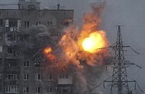 Une explosion dans un immeuble d'habitations à Marioupol, le 11 mars 2022