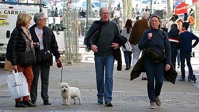 Des passants non masqués à Saint-Jean-de-Luz dans le sud-ouest de la France, le 2 février 2022