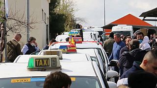 Des taxis madrilènes prêts à acheminer de l'aide humanitaire en Ukraine, Madrir, le 13 mars 2022