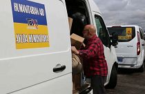 Spanyol taxisok szállítanak segélycsomagokat a lengyel-ukrán határra
