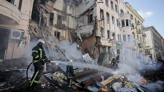 رجال الإطفاء يطفئون منزلًا سكنيًا بعد هجوم صاروخي روسي في خاركيف، ثاني أكبر مدينة في أوكرانيا. 2022/03/14