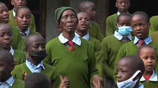 Kenya : la médecine, le rêve d'une élève de 98 ans