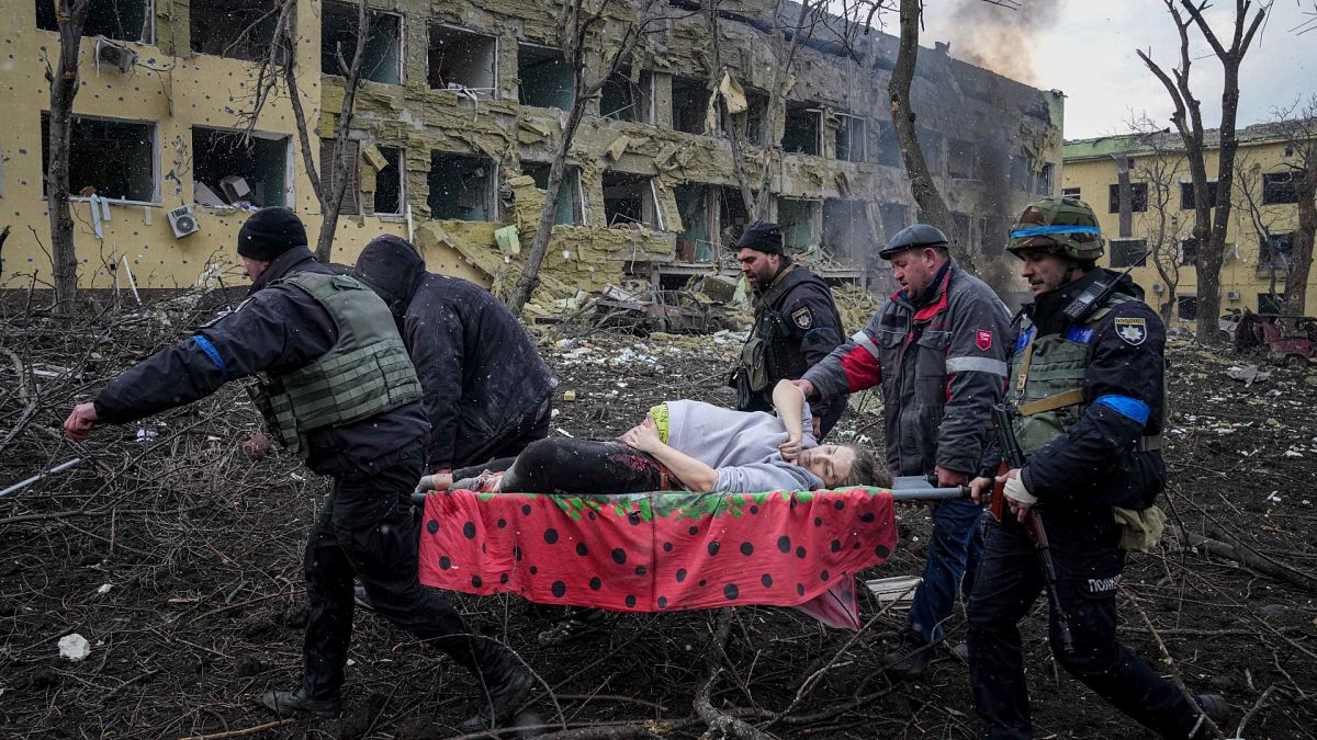Rusya'nın Ukrayna'nın Mariupol kentinde hava saldırısı düzenlediği doğum hastanesinde yaralı olarak başka hastaneye kaldırılan kadın ve bebeği, hayatını kaybetti
